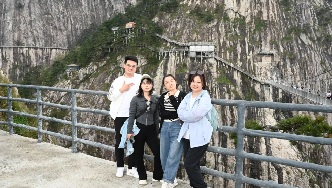 9001cc金沙风管销售中心员工在安徽明堂山景区照片