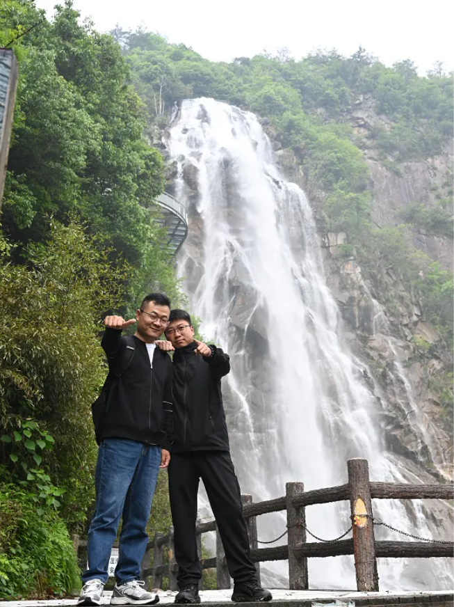 9001cc金沙风管销售中心员工在安徽明堂山景区照片